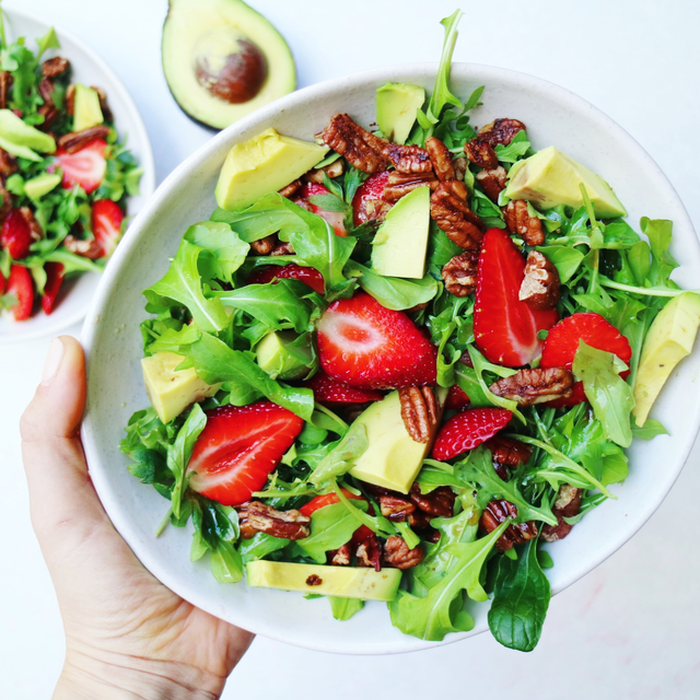 Strawberry, Avocado & Rocket salad w/ caramelised pecans